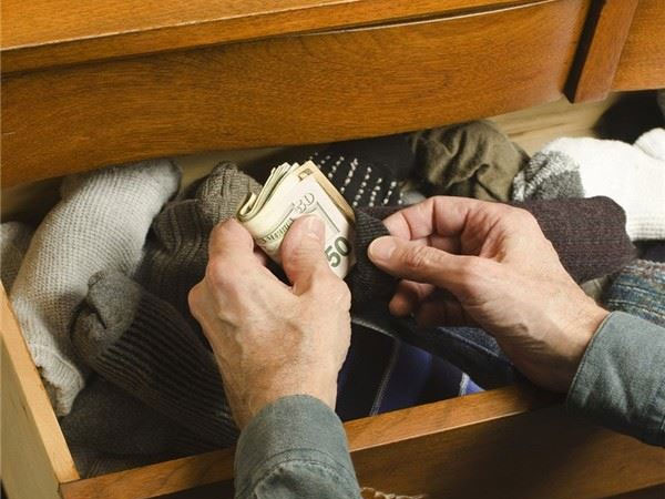 Tại sao đàn ông hay có 'quỹ đen'?