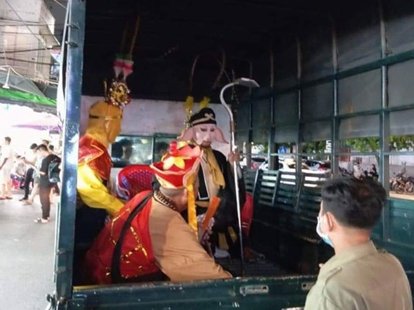 'Thầy trò Đường Tăng'' vòi tiền du khách bị đội trật tự 'triệu hồi'