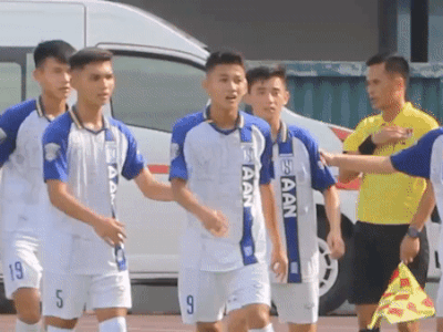 Hậu vệ U15 SLNA bị thầy dùng chai nước gõ đầu nói gì?
