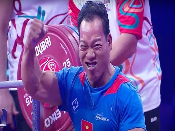 Khoảnh khắc chiến thắng kịch tính và đầy cảm xúc để đoạt HCV thế giới của lực sĩ Lê Văn Công