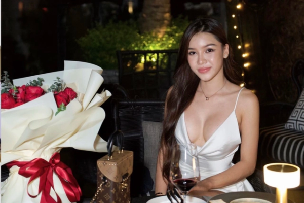 Đặng Văn Lâm khoá môi Yến Xuân đầy ngọt ngào, tổ chức sinh nhật lãng mạn cho bạn gái