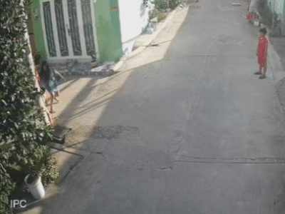 Sốc: Bé trai bị người phụ nữ lột sạch quần áo, trói cột điện đánh đập dã man