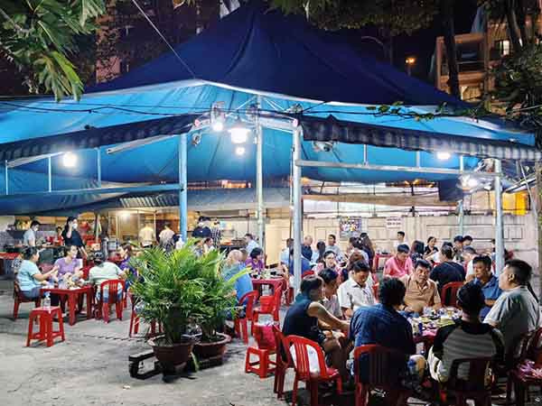 Quán ốc nằm trong khu mộ cổ ở TP.HCM: Vị trí ‘độc’, đêm nào cũng kín khách