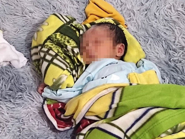 Bé trai bị bỏ rơi trước cổng chùa