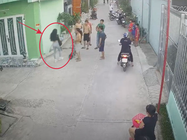 Hàng xóm đau xót khi chứng kiến bé trai mồ côi mẹ bị lột đồ, trói vào cột điện