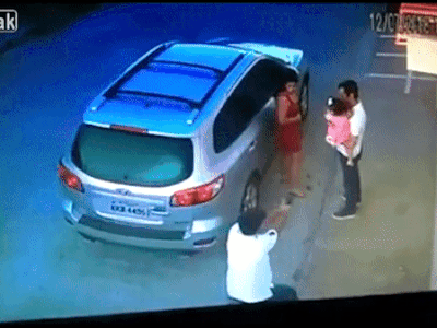 Video: Ông bố bình tĩnh ôm con gái lần cuối trước khi bị sát thủ bắn chết giữa phố