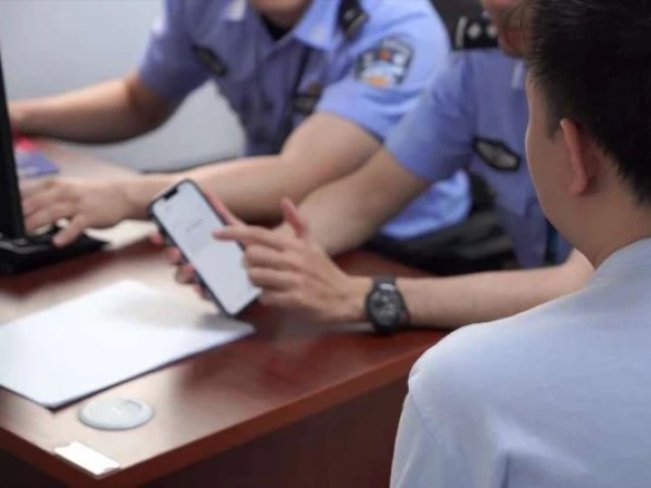 Chiêu thức 'móc tiền' tinh vi: Không gửi link, không mã QR, lúc cảnh sát tìm tới, nạn nhân mới biết mình bị lừa