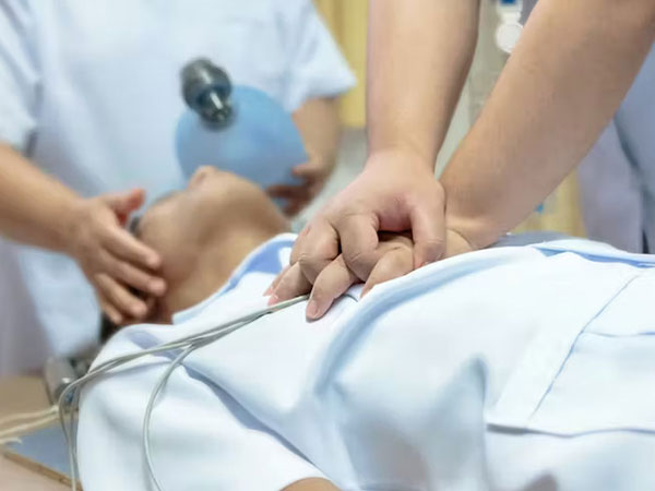 Biểu hiện ít phút trước khi một người có vẻ khỏe mạnh đột tử