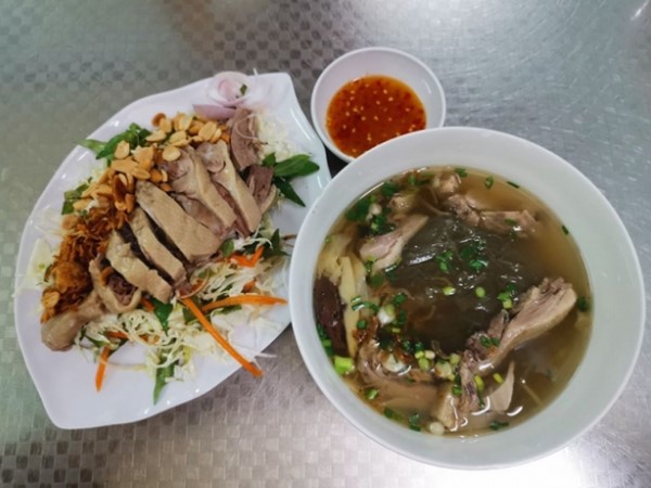 Bữa sáng Sài Gòn: Mát lòng tô bún vịt, thêm gỏi ăn no bụng cho sáng cuối tuần