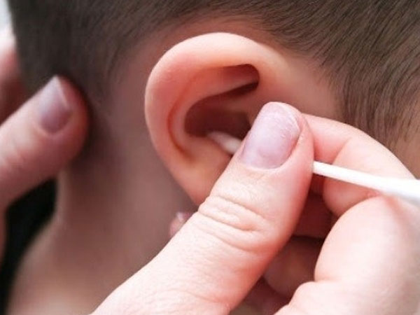 Bé trai 5 tuổi bị thủng màng nhĩ do ngoáy tai