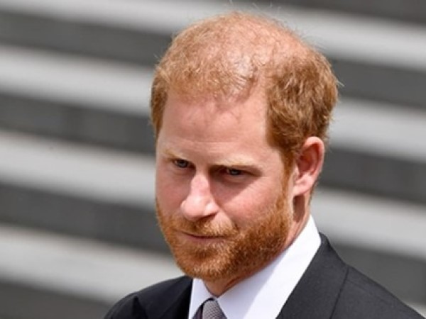 Harry về Anh nhưng không gặp Vua Charles