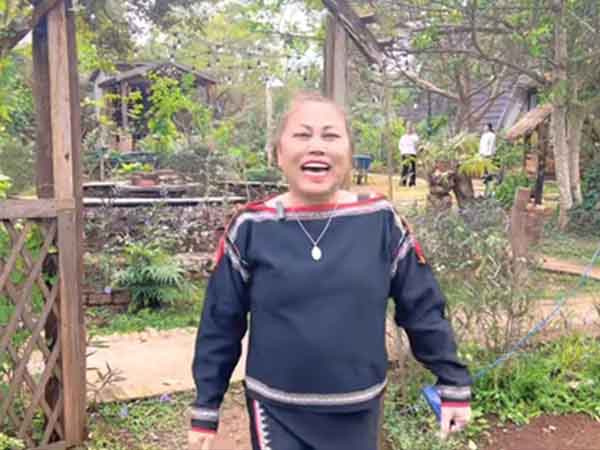 Hai ca sĩ đình đám gặp biến cố, phải bỏ showbiz về quê làm rẫy, nuôi lợn để mưu sinh