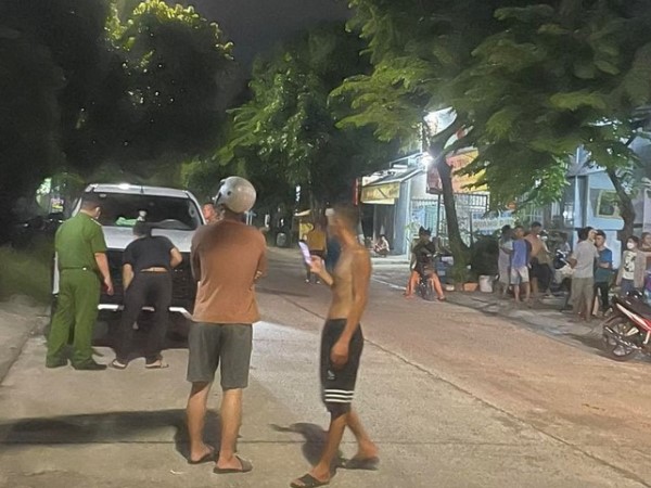Bé trai 17 tháng tuổi chạy ra đường bị ô tô nhà hàng xóm lùi cán tử vong thương tâm