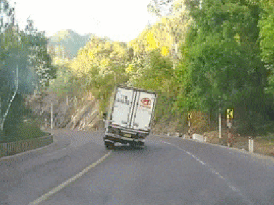Clip: Mất lái khi ôm cua, xe tải lật nghiêng rồi đâm vào vách núi