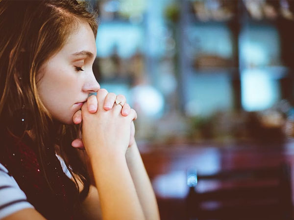 Mẹ đi viện, tôi hỏi tiền chồng, anh nói một câu muối mặt