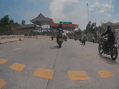 Clip mô tô phân khối lớn vượt trạm thu phí, tông CSGT trên cao tốc
