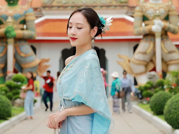 Thủ môn U23 Việt Nam được bạn gái cổ vũ trận chung kết, nàng WAG diện trang phục Thái Lan đầy quyến rũ