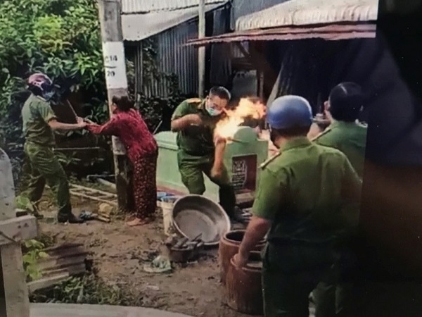 Kéo cả nhà tấn công công an để ngăn cản thi công cầu
