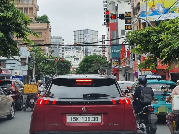 Biển số đẹp trong kho sắp đấu giá gắn trên ô tô chạy ngoài đường?