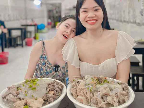Quán bún sứa TPHCM tổ chức cuộc thi ăn 2 tô khổng lồ nhận 30 triệu đồng