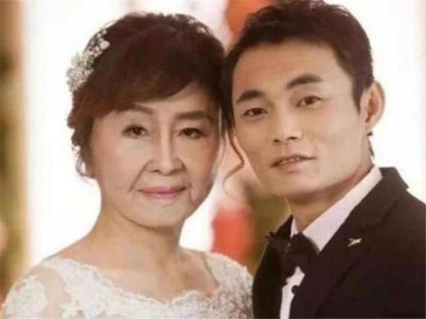 Người phụ nữ 27 tuổi sinh con xong hóa cụ bà 80, phản ứng bất ngờ từ chồng