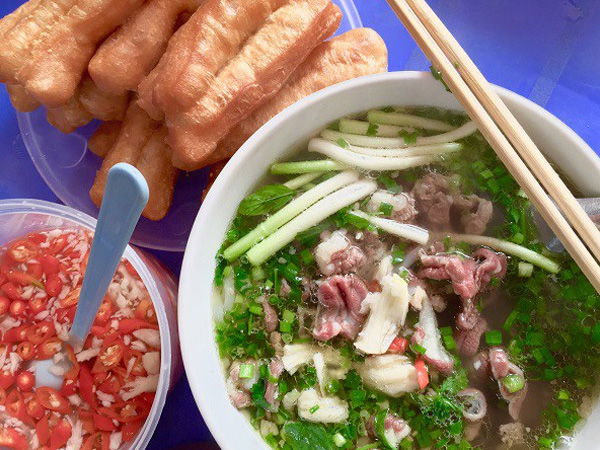 Lợi ích đáng ngạc nhiên của vài lát tỏi ngâm thêm vào tô phở buổi sáng