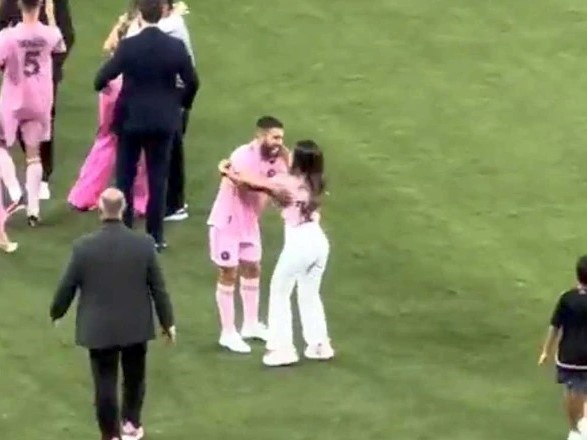Clip: Nhận nhầm chồng, vợ Messi ngượng chín mặt vì suýt hôn cầu thủ khác trên sân