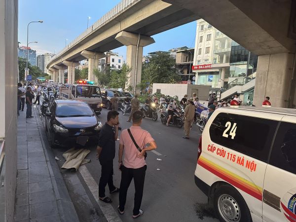 Hà Nội: Người đàn ông nhảy từ nhà ga đường sắt trên cao xuống đường, rơi trúng ô tô tử vong