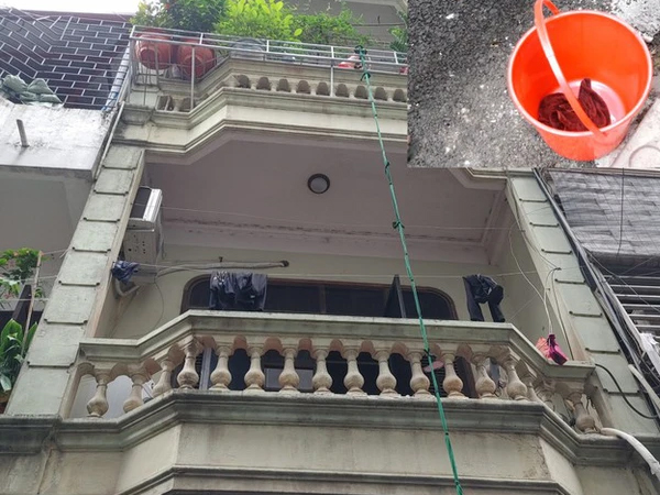 Cháy nhà 4 tầng, bé 5 tháng tuổi được cho vào xô thả xuống thoát hiểm