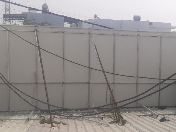 Trèo lên mái tôn nhặt bóng, một học sinh bị điện giật tử vong