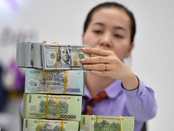 Giá USD ngân hàng bật tăng mạnh, vượt mốc 24.300 đồng