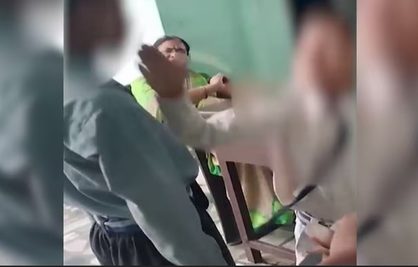Giáo viên Ấn Độ bị điều tra vì yêu cầu học sinh tát bạn ngay trong lớp