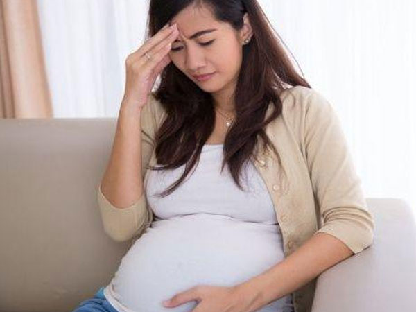 Bị mẹ chồng mắng té tát vì nhờ chồng bê mâm bát, dâu bầu sắp sinh nói đúng 12 từ khiến bà câm nín
