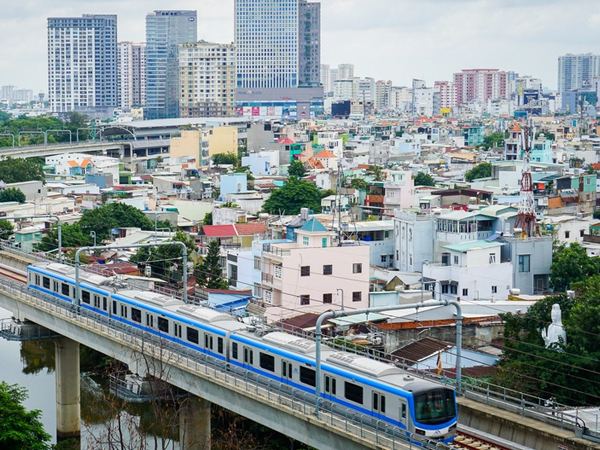 Hình ảnh đi vào lịch sử của tuyến Metro chờ đợi hơn thập kỷ tại TP. HCM trong ngày đầu chạy xuyên lòng đất