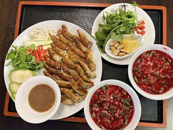Phản ứng bất ngờ của khách Nhật khi thưởng thức tiết canh dê ở Ninh Bình