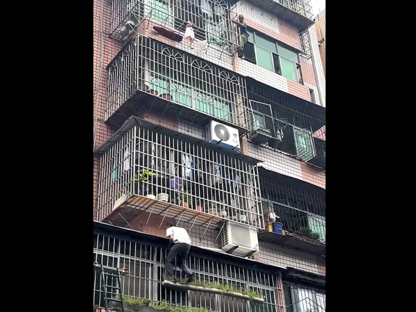 Clip: Hàng xóm hốt hoảng cố gắng giải cứu bé gái mắc kẹt bị treo cổ trên chuồng cọp tầng 6