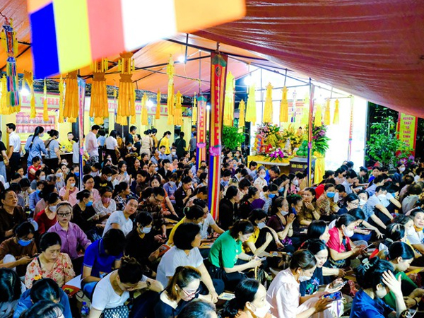 'Biển người' tham dự lễ Vu Lan tại chùa Phúc Khánh