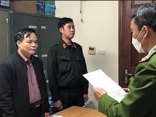 Giám đốc CDC Bắc Giang nhận 2 sổ tiết kiệm, với số tiền 5 tỷ đồng