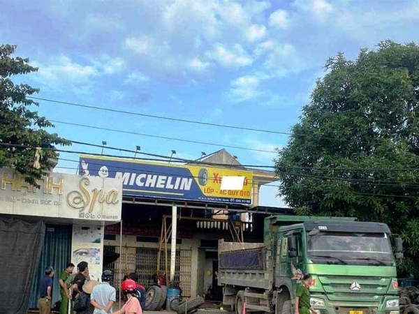 Nổ lốp ô tô khiến 2 người tử vong ở Ninh Bình