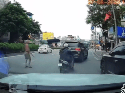 Bắt giữ người đàn ông phi dao vào ô tô đang chạy ở Hà Nội