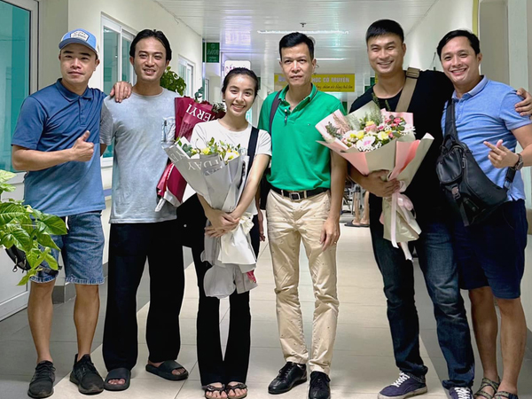 Trần Vân, Duy Hưng, Doãn Quốc Đam và dàn diễn viên đồng loạt chia tay 'Làng trong phố'