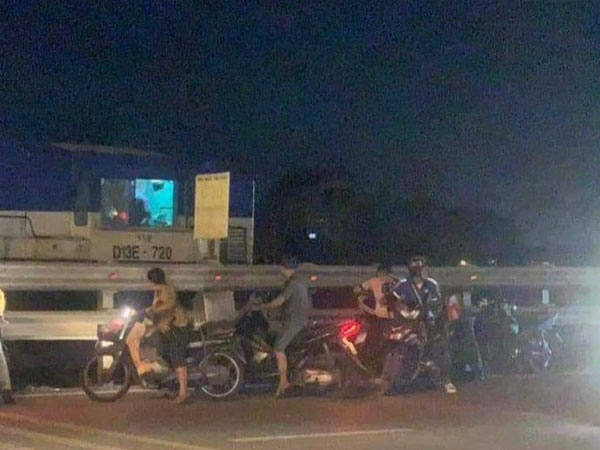 Đi xe máy qua đường sắt, người đàn ông bị tàu hỏa tông tử vong