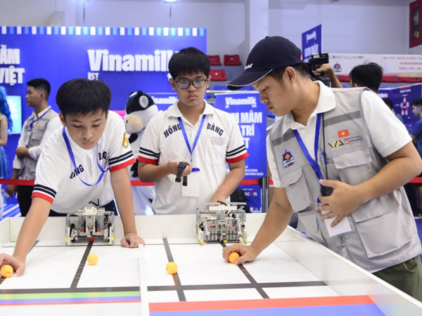 Vinamilk tiếp sức nhà vô địch nhí bứt phá tại Robotacon WRO 2023