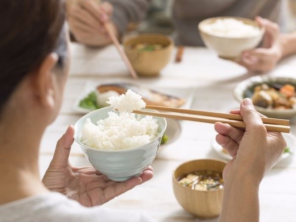 Chỉ ăn cơm vợ nấu nhưng liên tục ốm yếu, chồng chết lặng khi biết thứ vợ cho mình ăn