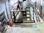 Vô tình làm đổ một viên gạch, hai công nhân 'đứng hình' với hiệu ứng domino trong công xưởng