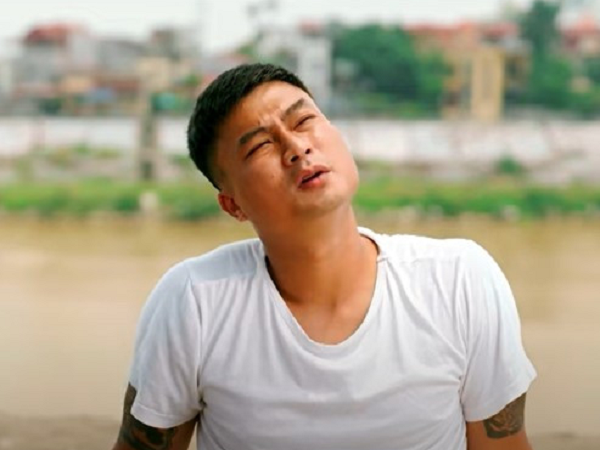 Làng trong phố tập 24: Vừa làm lành với vợ, Hiếu lại lộ chuyện được Nhung tặng quà