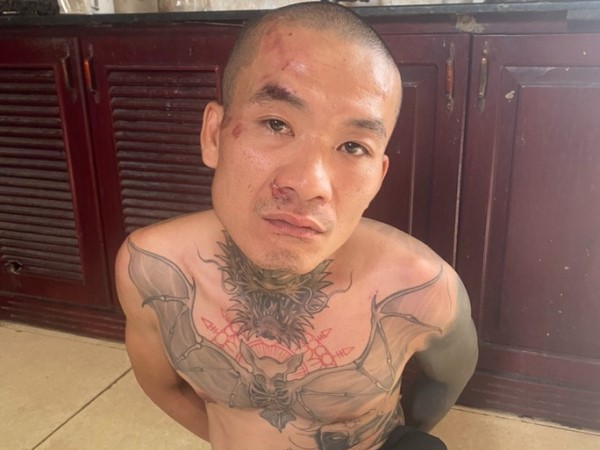 Người đàn ông đầu trọc, xăm trổ cầm dao lao ra đường đuổi chém người và phương tiện