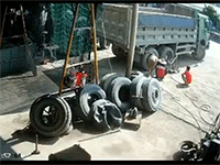 Clip: Kinh hoàng lốp ô tô phát nổ khiến 2 người tử vong ở Ninh Bình