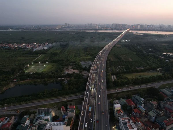 Ngày đầu thông xe cầu Vĩnh Tuy 2, người dân dễ dàng di chuyển về nhà
