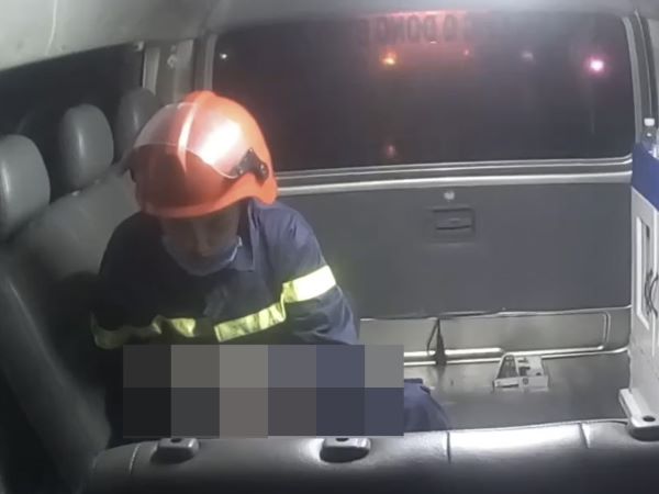 Xúc động video chiến sĩ PCCC ôm em nhỏ lao ra từ vụ cháy, sơ cứu trên xe cứu thương